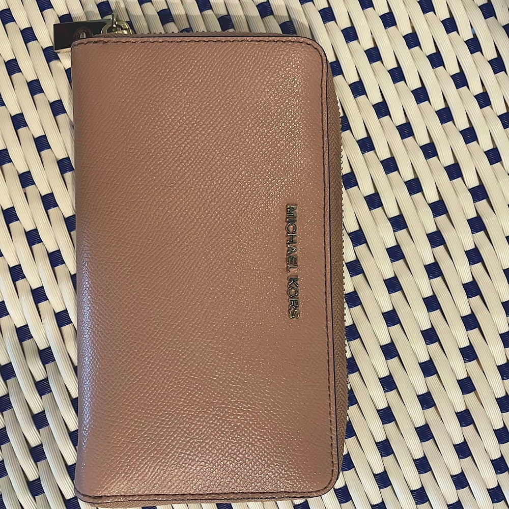 Salmon Michael Kors wallet